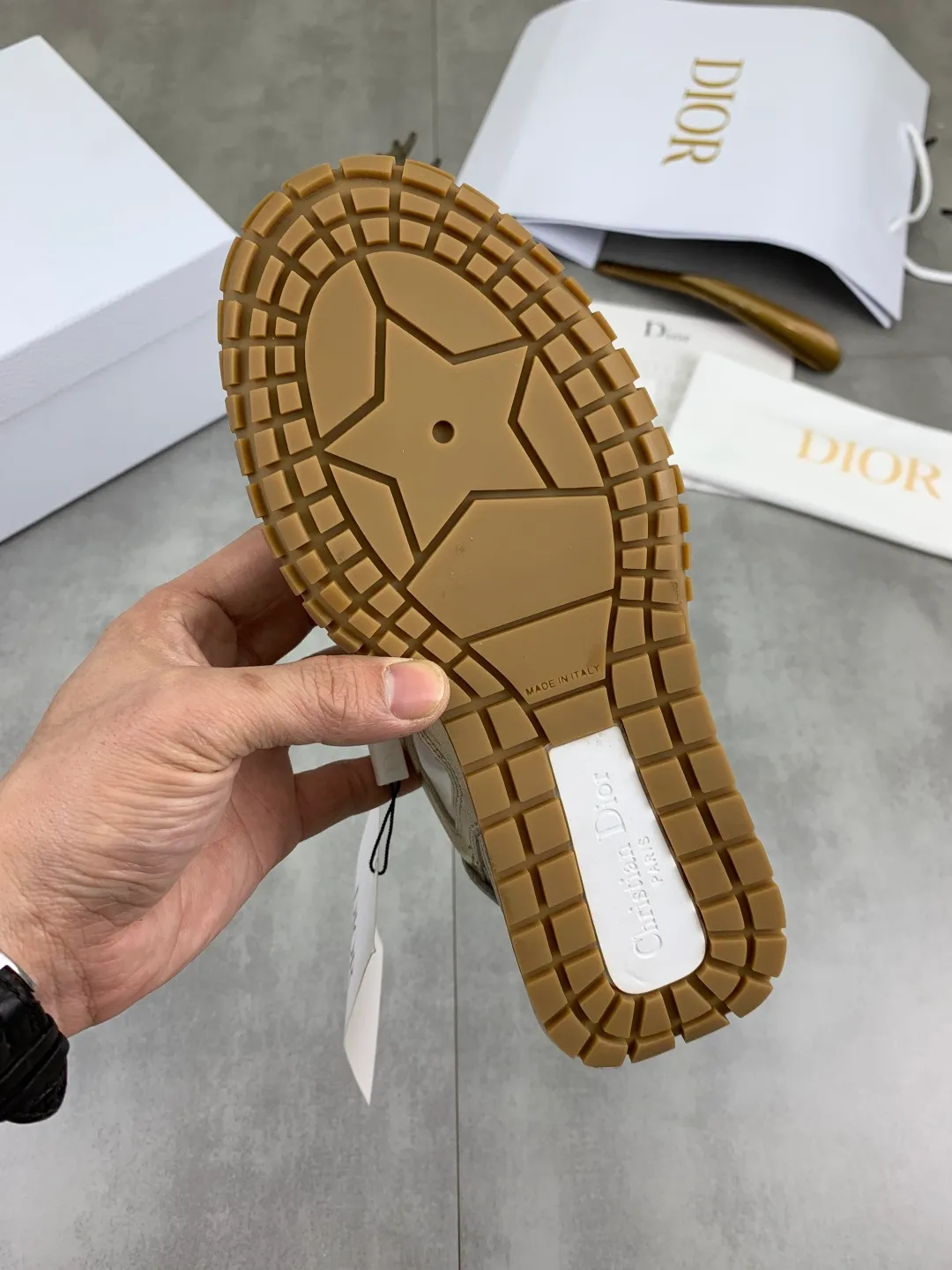Men's men's shoes P520 new Dior Tech sneakers 2026 early spring series new products, with fashionable details, highlighting retro aesthetics. The light beige anti-suede cow leather upper is spliced ​​with apricot transparent mesh fabric on the side. The upper window edge is adhered with high-frequency flat ironing and back-pressure. It replicates the original craftsmanship, making it beautiful and comfortable without falling off. The interior is made of sheep lining of the same color, which is soft and comfortable. The heel and tongue are embellished with the Paris logo. The textured TPU soles with the same color logo. The high-end version is exquisitely packaged, adding a high-end style.  Code number: 35-46